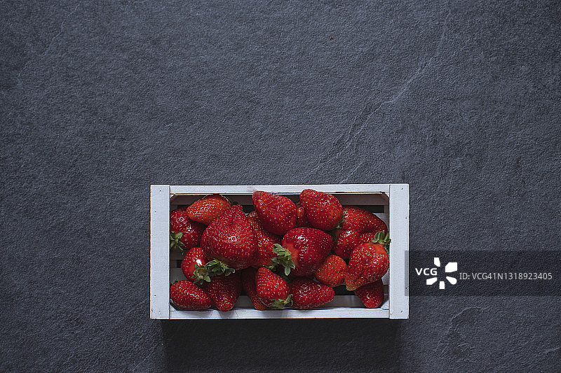 深色石面上的红色草莓图片素材