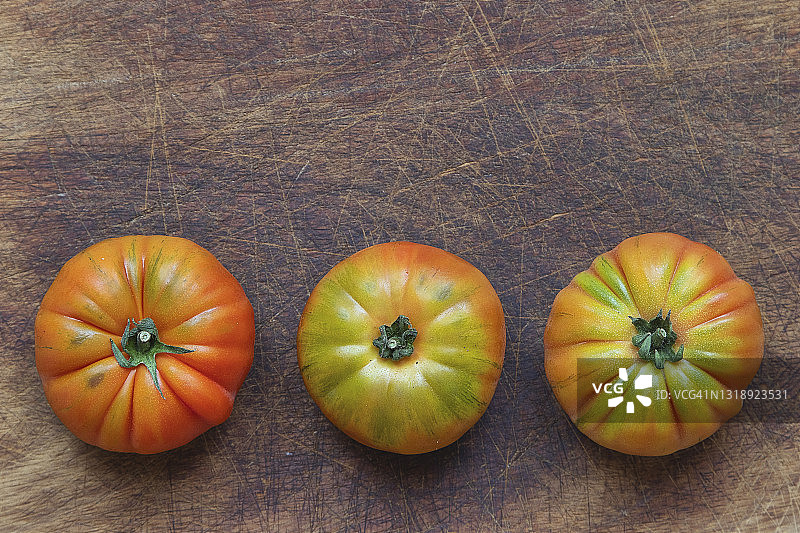 木质表面的红色番茄图片素材