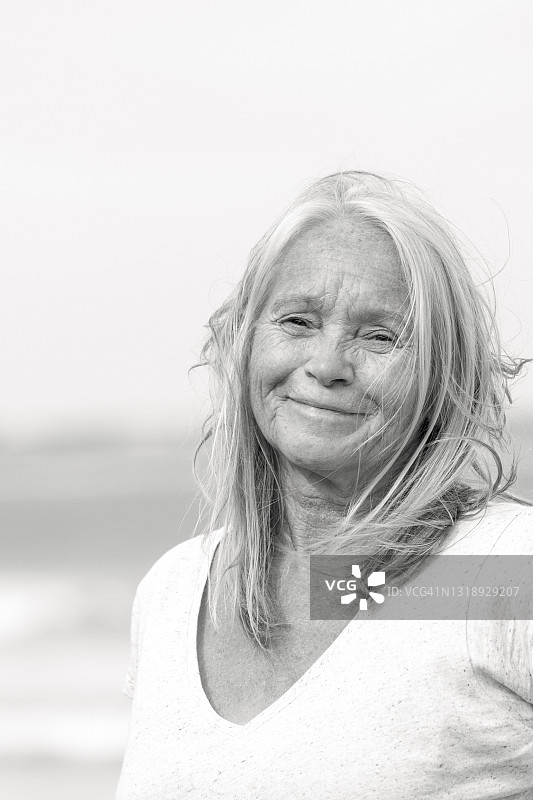 黑白肖像：有魅力的年长女人，带文字背景图片素材