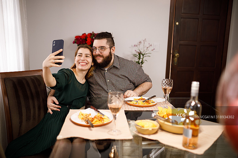 情侣在情人节午餐时自拍图片素材