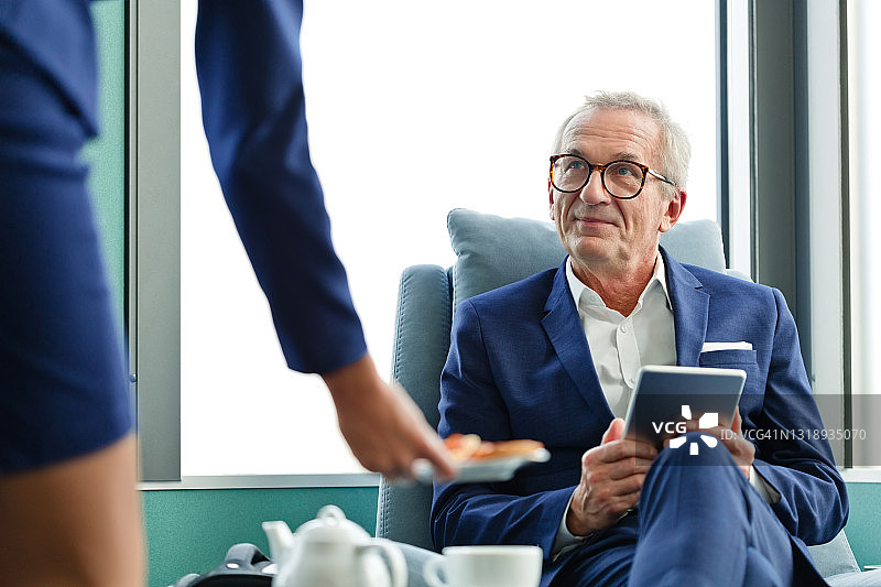 年长的男商人在机场休息室图片素材