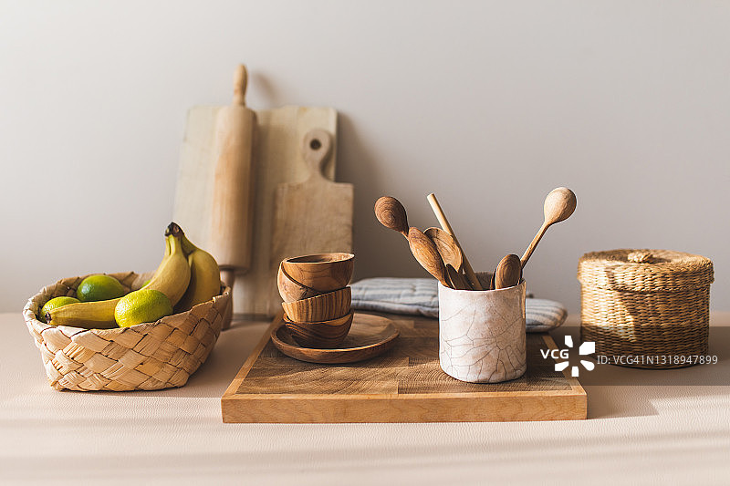 米色背景上的厨房用具图片素材