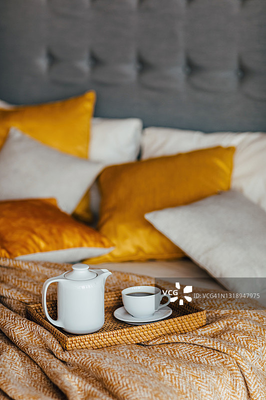 橙色床上的木制托盘与茶具图片素材