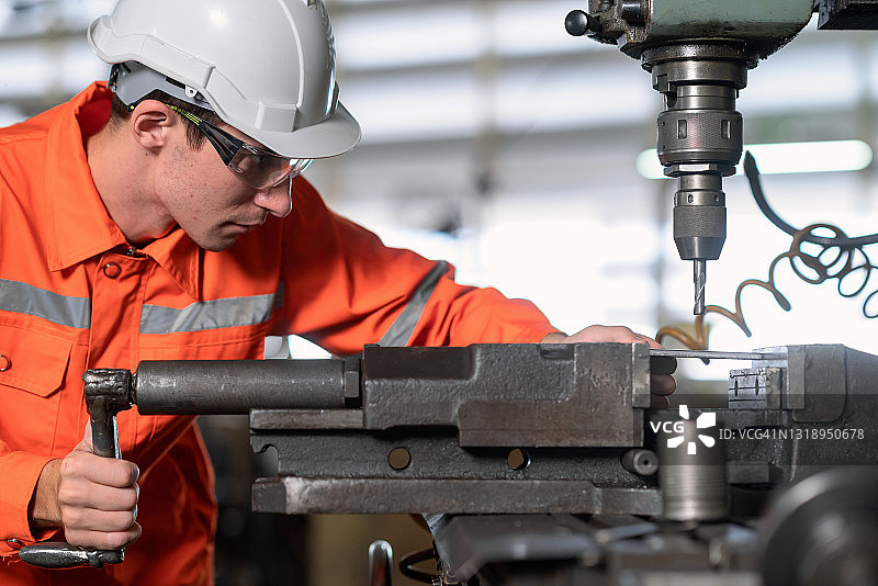 工程师用钻床检查金属装置的对齐情况图片素材