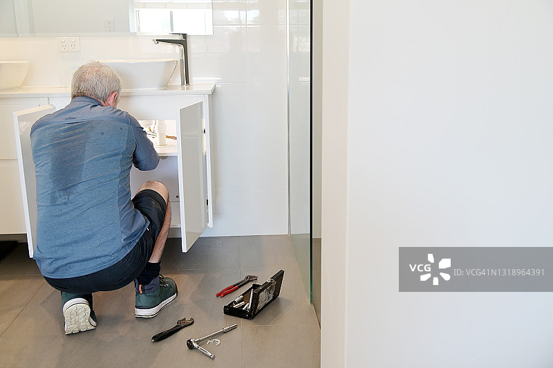 水管工修理浴室漏水的水龙头图片素材