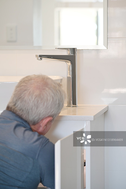 水管工修理浴室漏水的水龙头图片素材