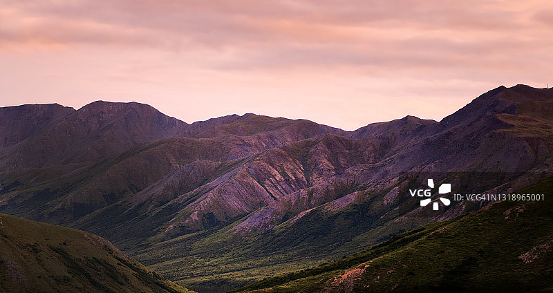 美国阿拉斯加道尔顿公路的布鲁克斯山脉图片素材