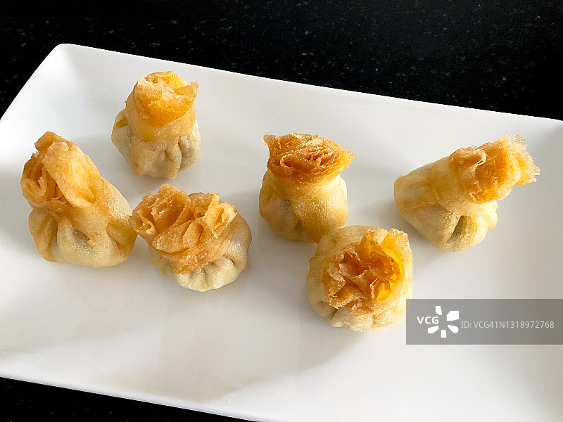 白色盘子里的中国饺子图片素材