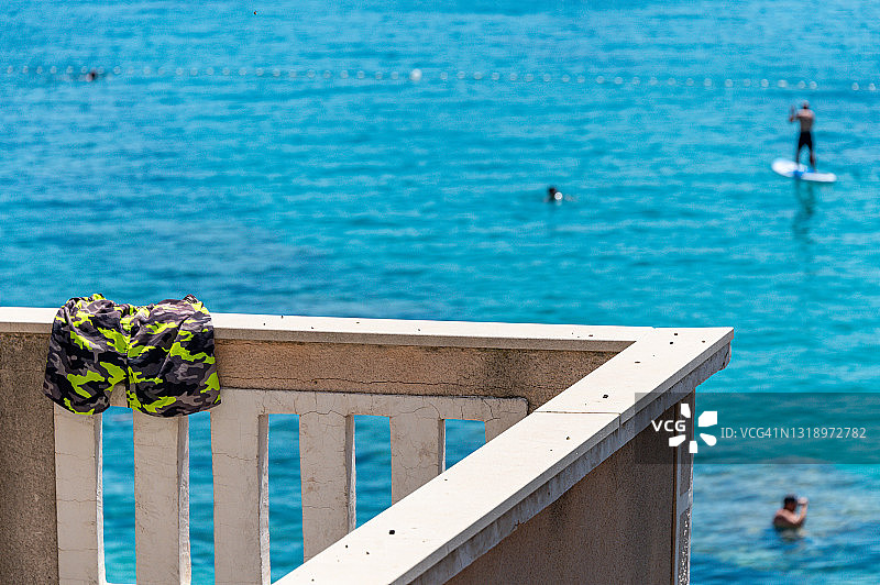 克罗地亚巴斯卡阳台上晾晒的男士泳衣图片素材