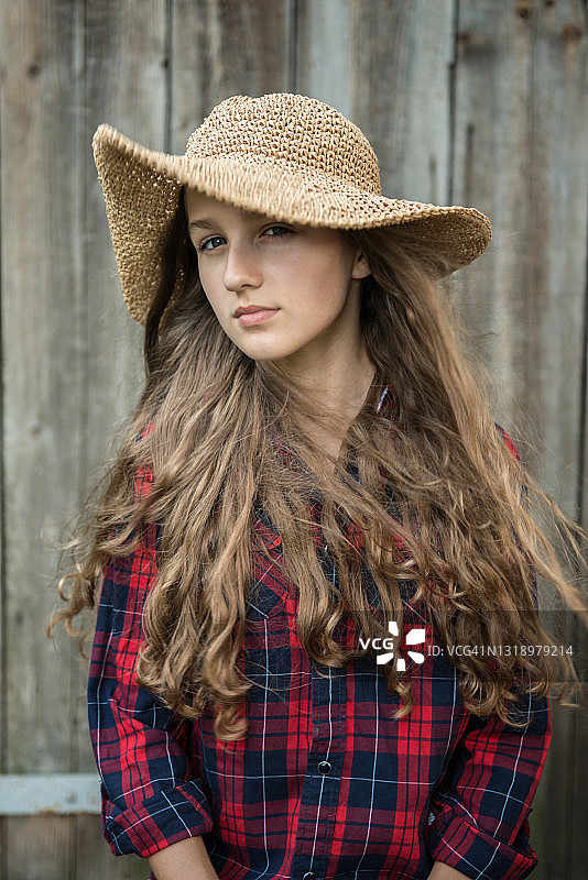 戴着草帽的年轻女孩图片素材