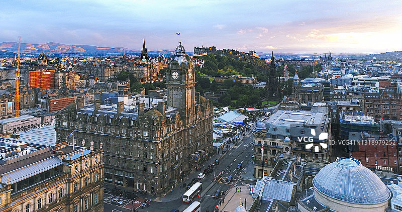 苏格兰日落时分的爱丁堡市鸟瞰图片素材