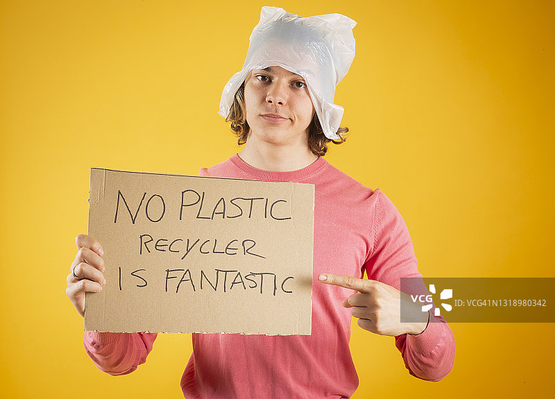 手持海报和包的新教反污染男子图片素材