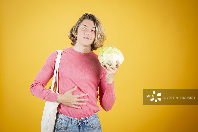 携带布袋、水果和蔬菜的男人，有机产品图片素材