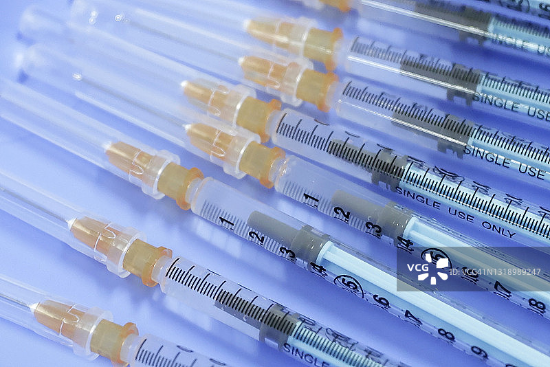 装满新冠疫苗的注射器图片素材