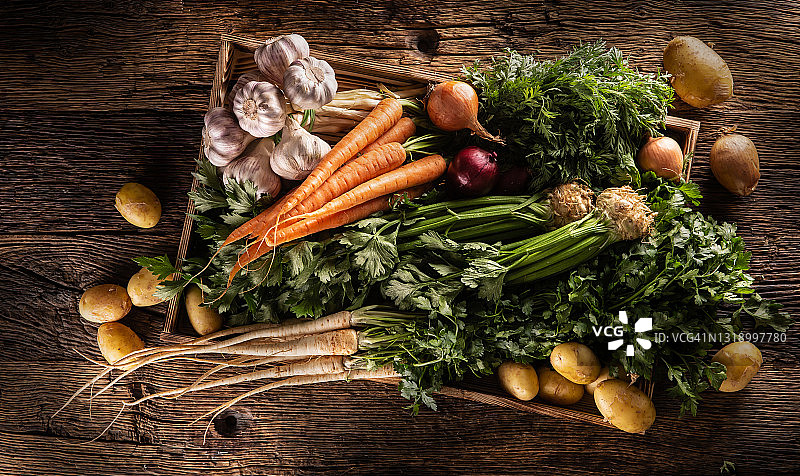 装满大蒜、土豆、芹菜、洋葱、胡萝卜和欧洲防风草的木箱农作物图片素材