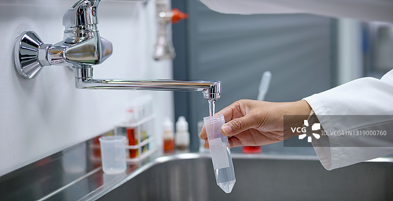 女生物学家在试管中收集自来水图片素材