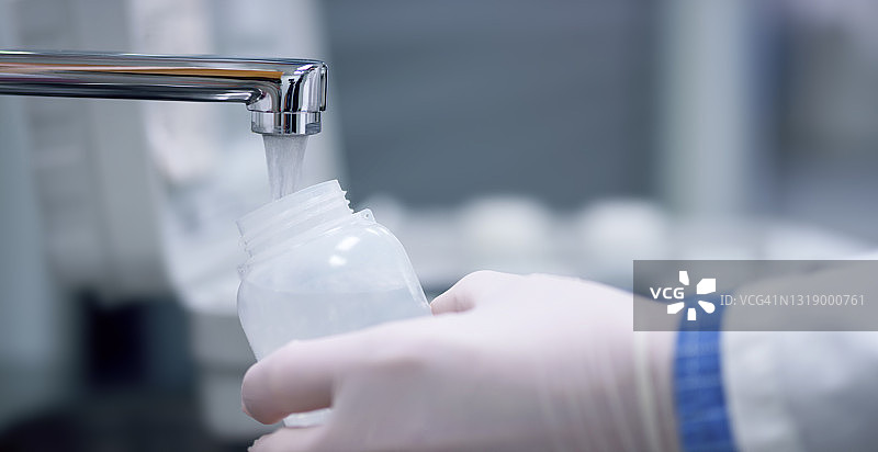 采集自来水样本的男生物学家图片素材