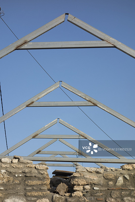 希腊带新钢结构屋顶的老石头希腊房屋图片素材