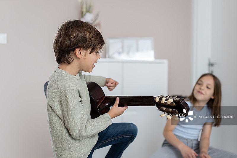 唱歌和弹吉他图片素材