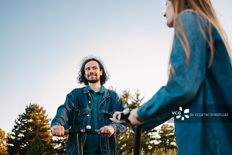 男人和女人握着滑板车把手图片素材