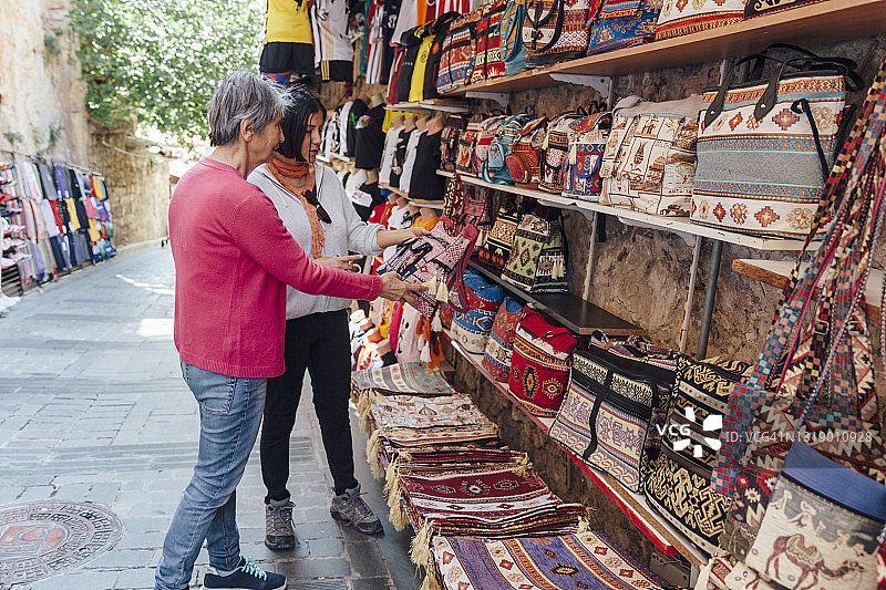 母女在老城区购物图片素材