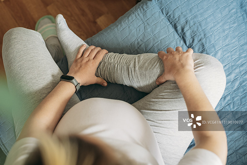 怀孕期间的腿痛图片素材