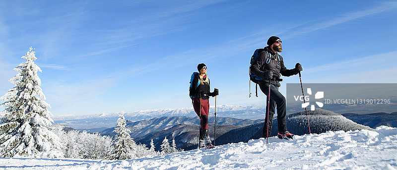 情侣在冬季的自然中徒步旅行图片素材