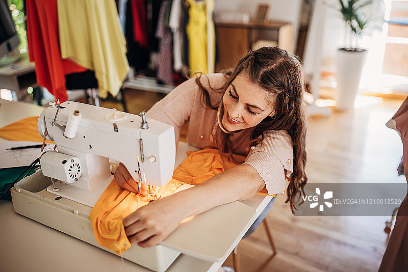女时装设计师正在缝纫图片素材