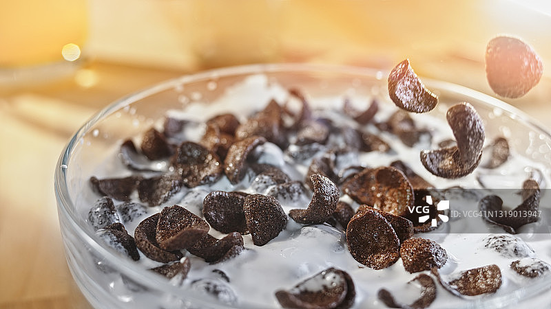 碗中的牛奶巧克力玉米片图片素材