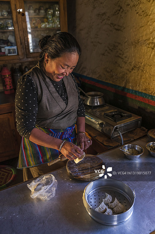 在尼泊尔上木斯塘准备馍馍的藏族群众图片素材