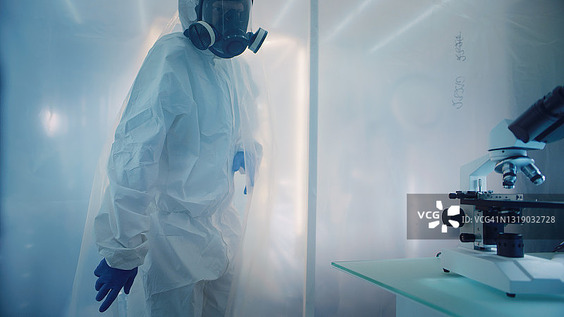 身穿洁净服的科学家检查生物危害物质图片素材
