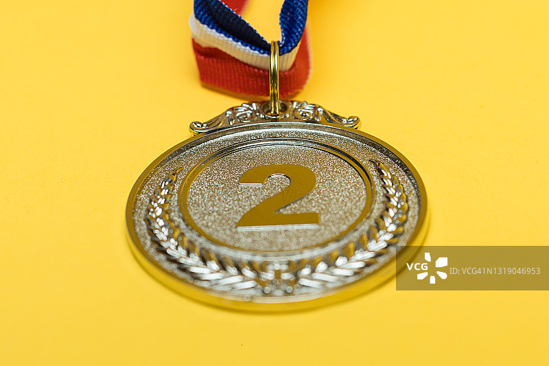 黄色背景上的体育成就银牌，二等奖图片素材