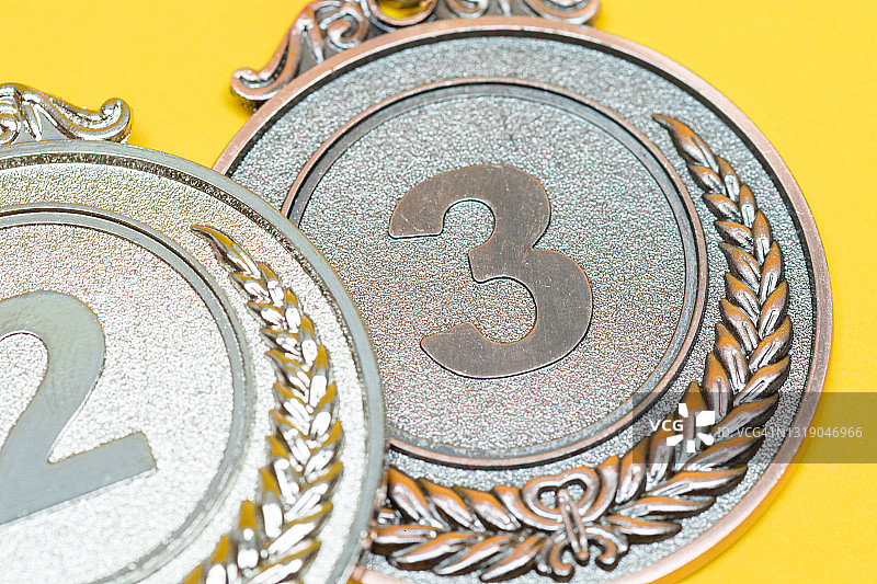 黄色背景上的体育成就铜牌（第三名）图片素材