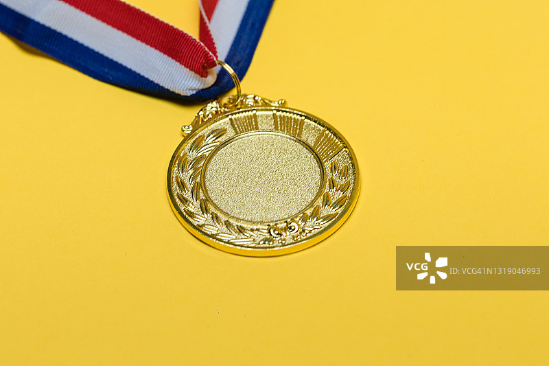 黄色背景上的体育成就金牌图片素材