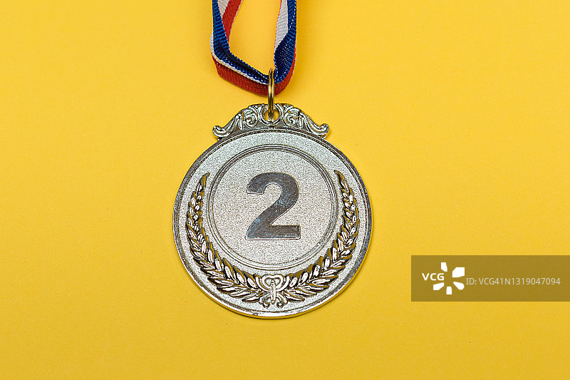 黄色背景上的体育成就银牌，二等奖图片素材