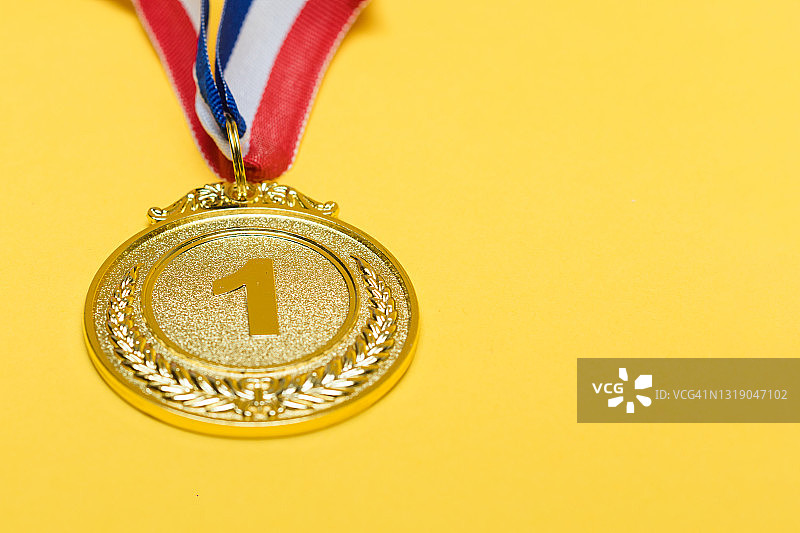 黄色背景上的体育成就金牌图片素材