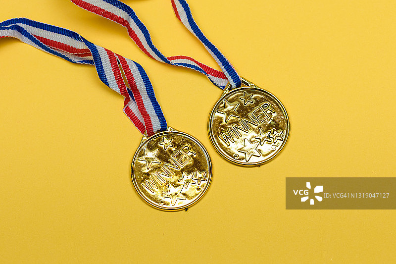 黄色背景上的金色体育成就奖牌图片素材