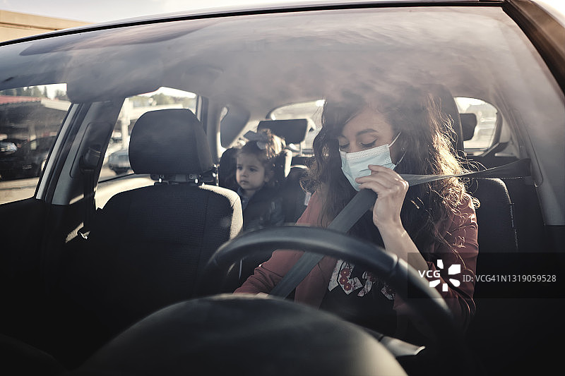 一位母亲正在系安全带图片素材