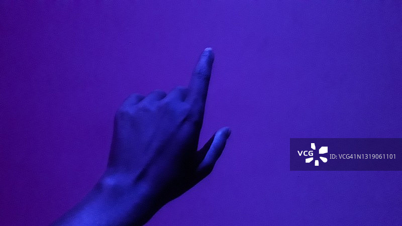 蓝色光晕下的手部姿势图片素材