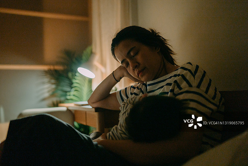 母亲给宝宝喂奶图片素材