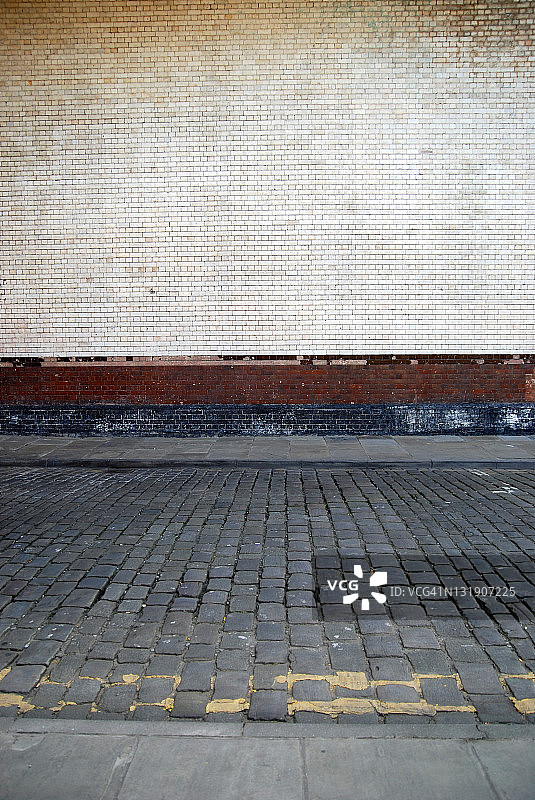 英国城市背景—白色砖墙与人行道图片素材
