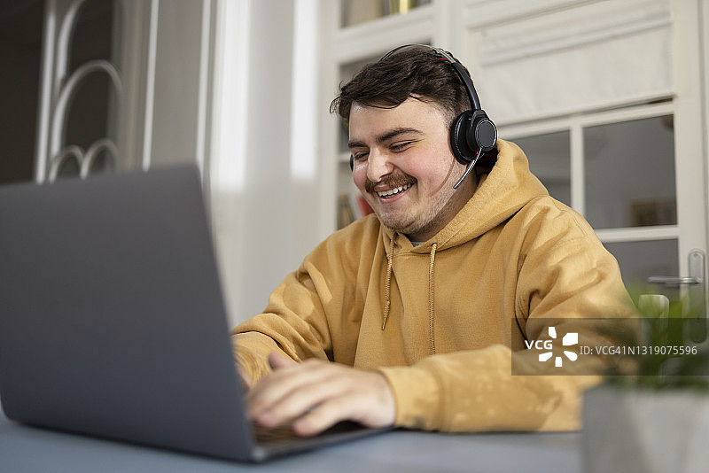 担任客户支持的年轻白人男子图片素材