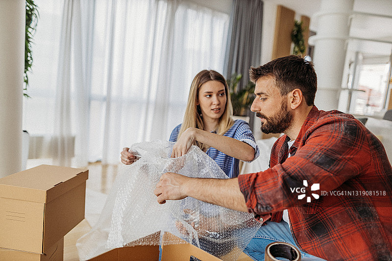 年轻夫妇移动图片素材