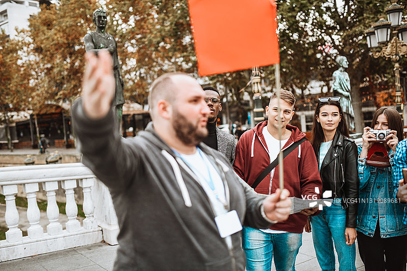 导游向游客讲解城市古迹图片素材