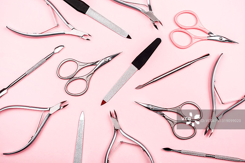 时尚粉色背景上的美甲工具合集图片素材