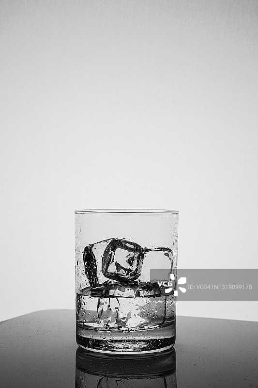 加冰饮水玻璃杯图片素材