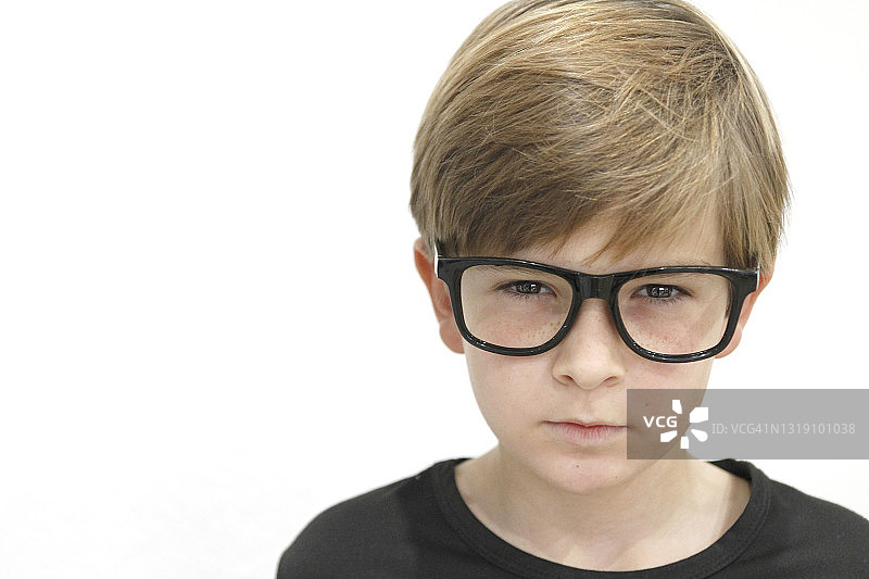 表情愤怒的男孩肖像图片素材