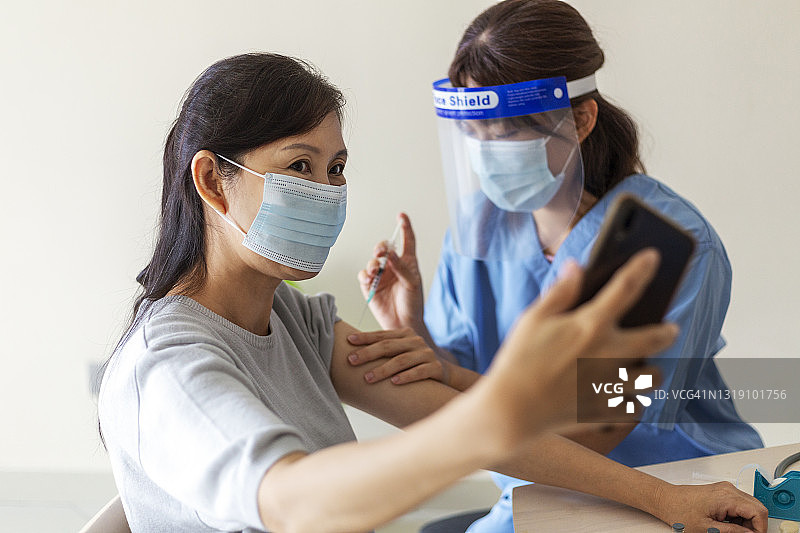 接种新冠疫苗时自拍的女人图片素材