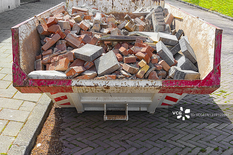 装满石料废料的钢结构集装箱图片素材