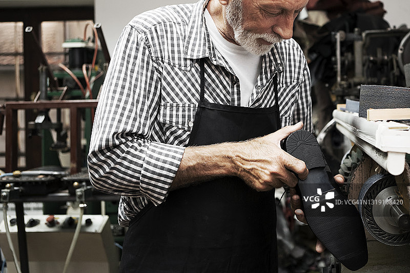 在机器上打磨鞋子图片素材